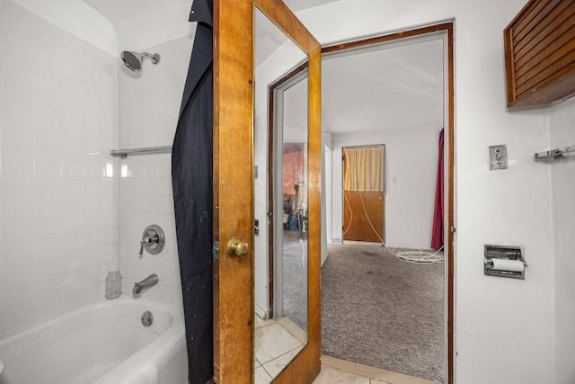 bathroom with tiled shower / bath combo