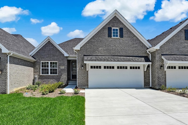 craftsman house with a front lawn