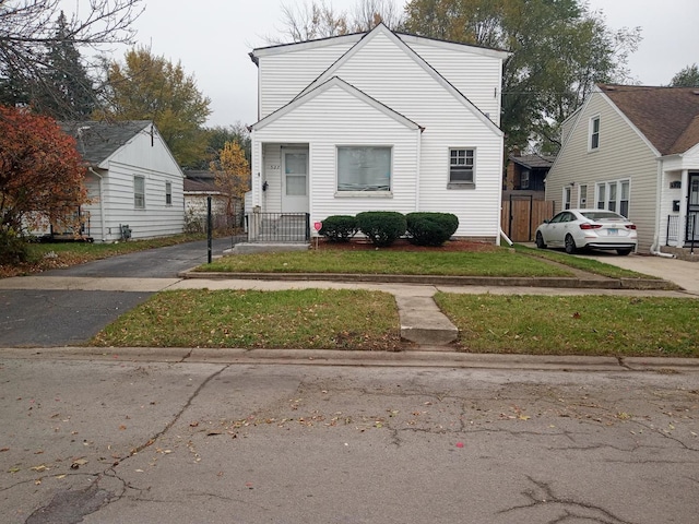 bungalow featuring a front lawn