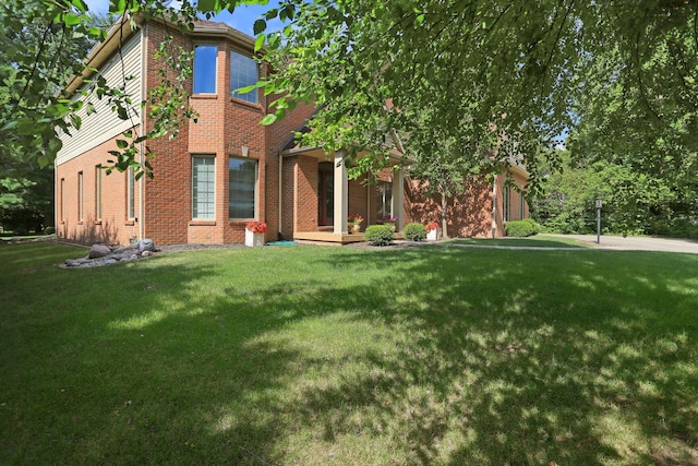 view of front of property featuring a front lawn