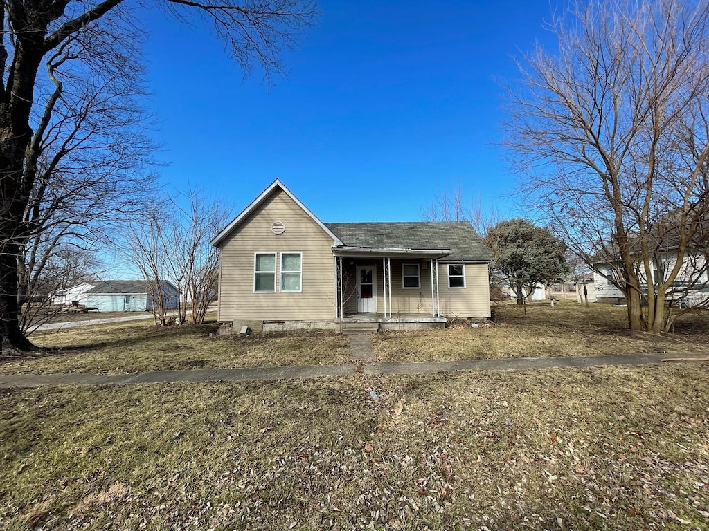 view of front of house with a front yard