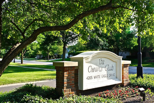 community / neighborhood sign with a yard