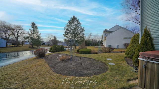 view of yard with a hot tub