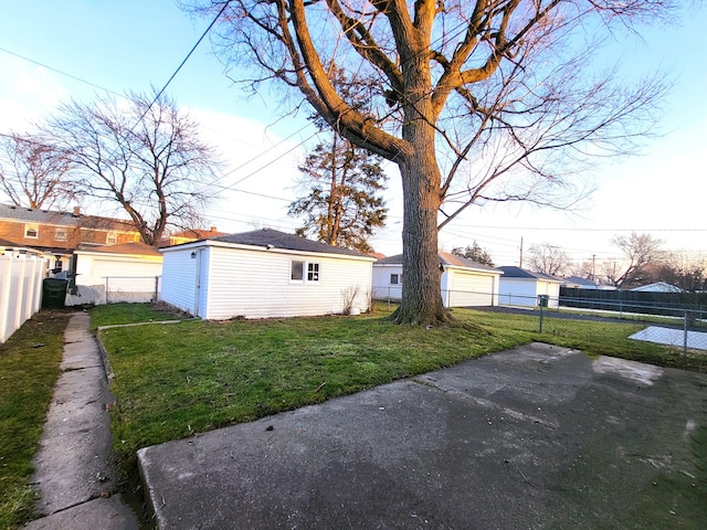 view of yard with an outdoor structure and a garage