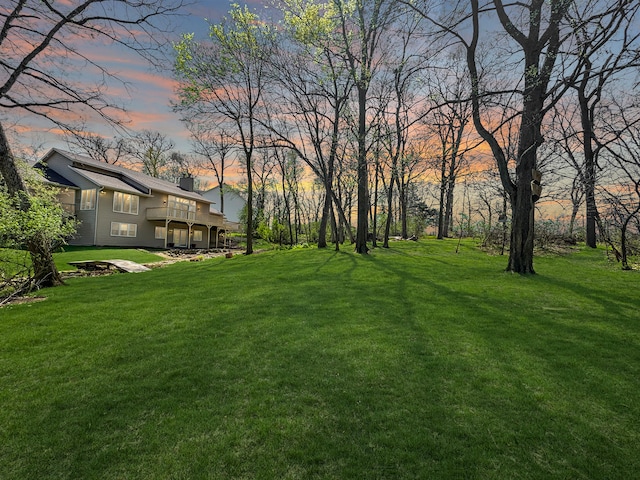 view of yard at dusk