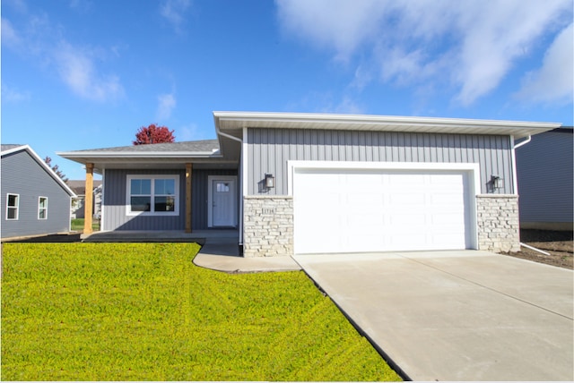 view of front of house featuring a front yard and a garage