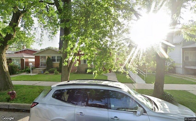 view of front of house featuring a front yard