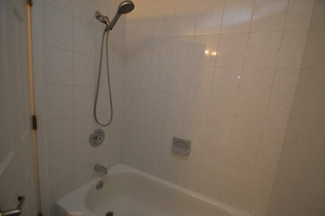 bathroom with tiled shower / bath