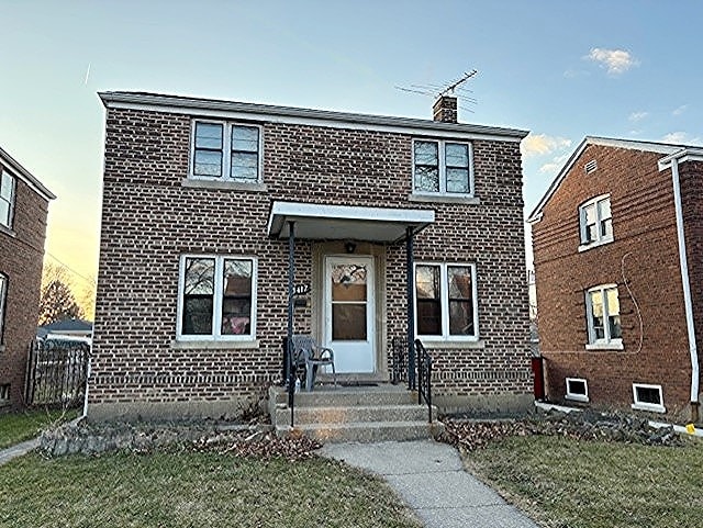 view of front facade with a lawn