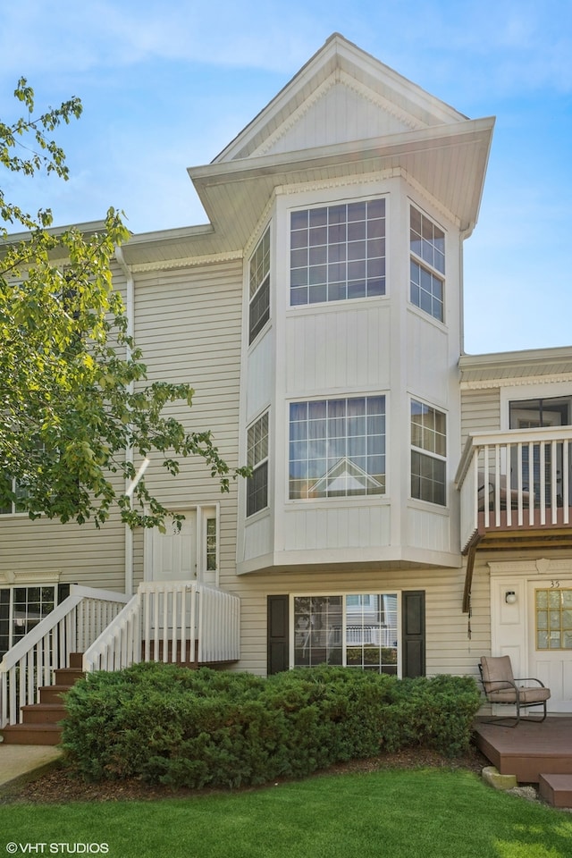 view of front of property featuring a front yard