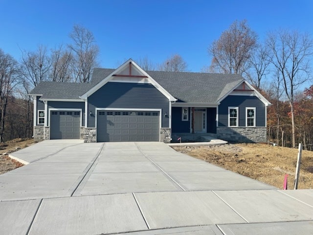 craftsman house featuring a garage