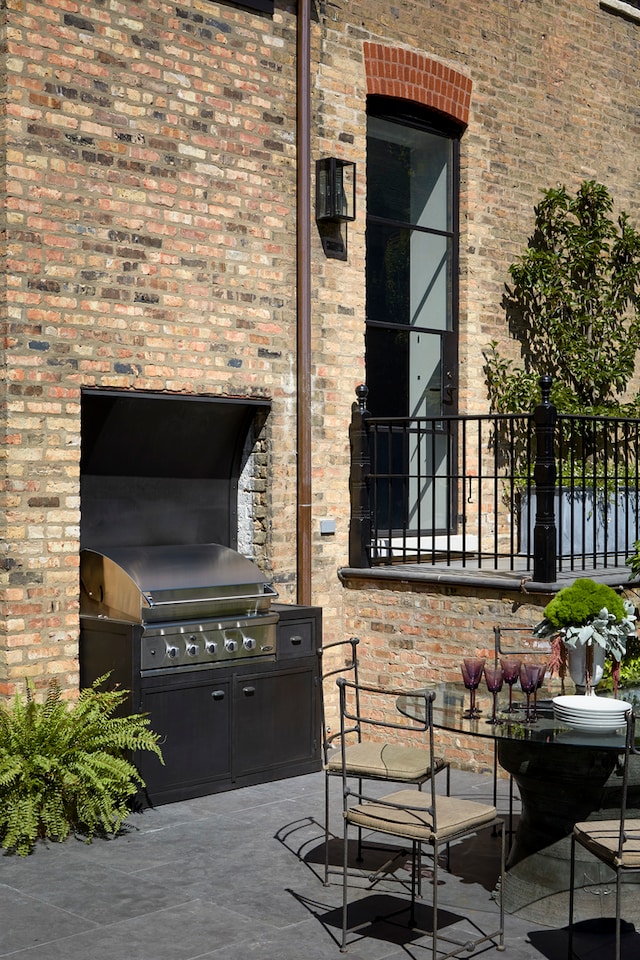 view of patio with an outdoor kitchen and grilling area