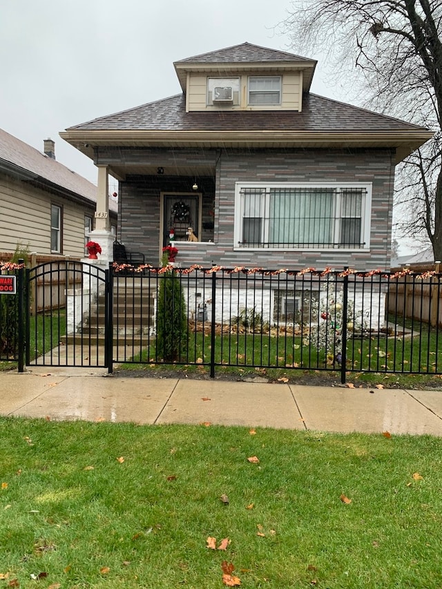 bungalow featuring a front lawn