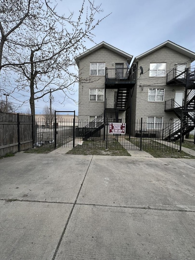 view of front of property