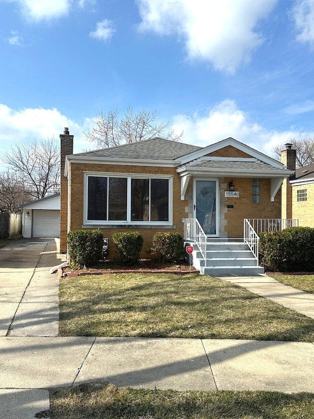 view of front facade featuring a front yard and a garage