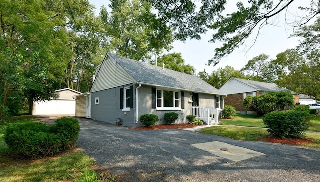 view of front of home featuring a front yard and a garage