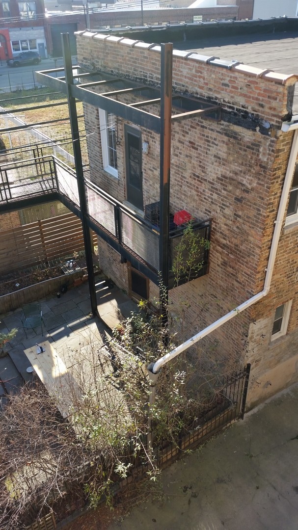 Listing photo 3 for 512 N Leavitt St, Chicago IL 60612