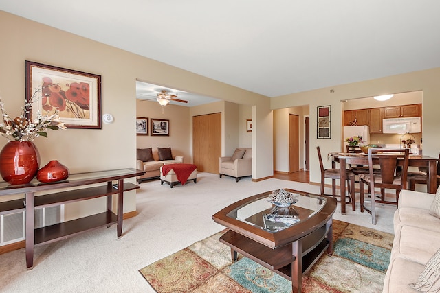 carpeted living room featuring ceiling fan