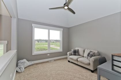 carpeted living room featuring ceiling fan