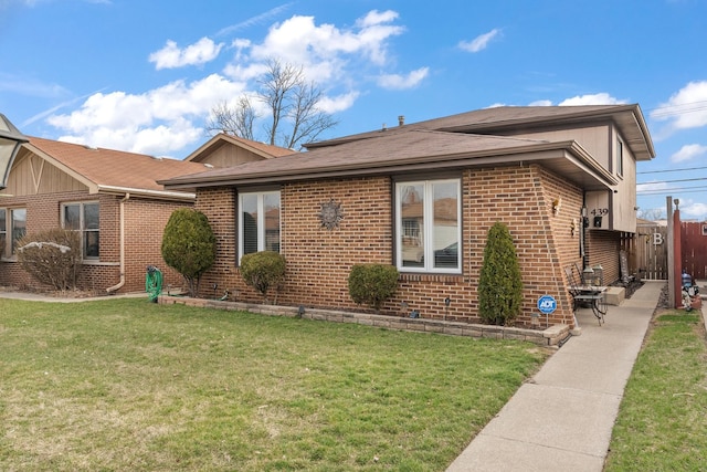 view of front facade with a front yard