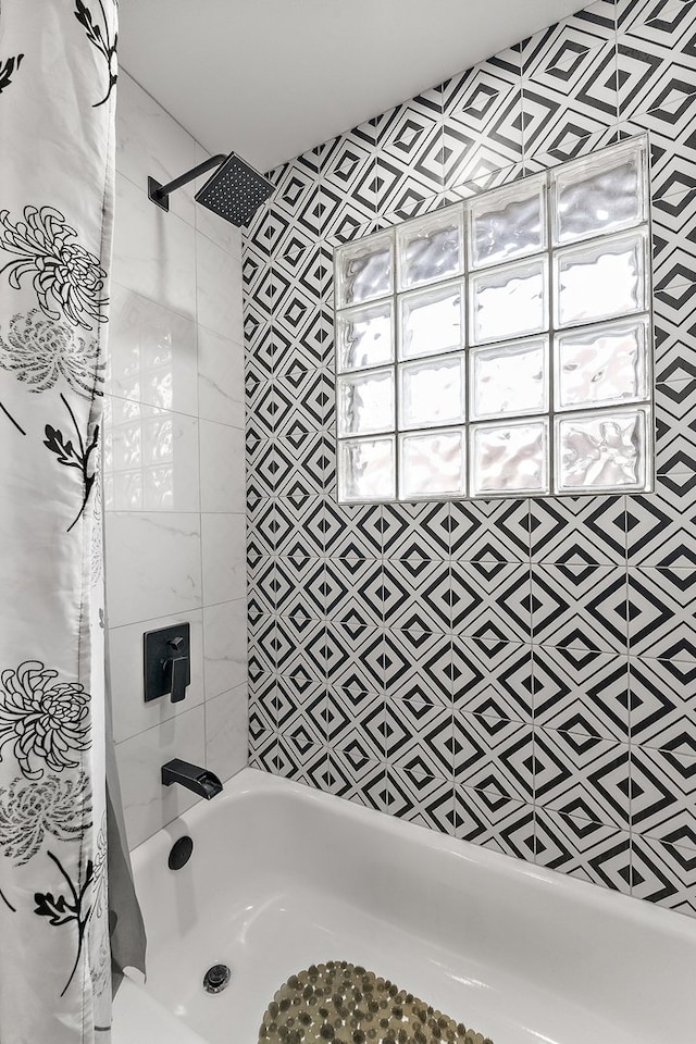 bathroom featuring shower / bath combo