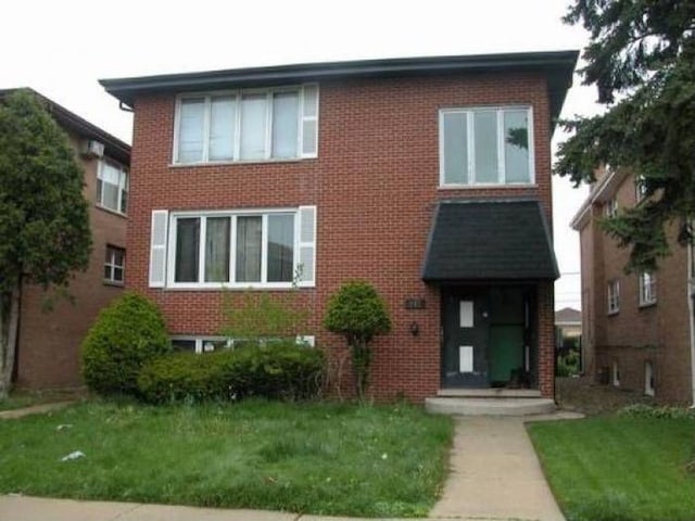 view of front facade featuring a front lawn