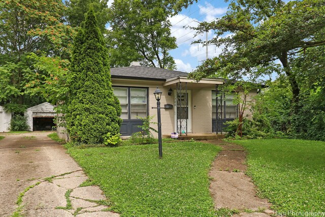 view of front of house with a garage and a front lawn