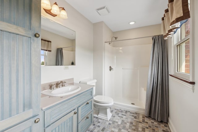 14040 Boxwood Ln, Orland Park, IL 60462 - full bathroom with a shower with curtain, visible vents, toilet, and vanity