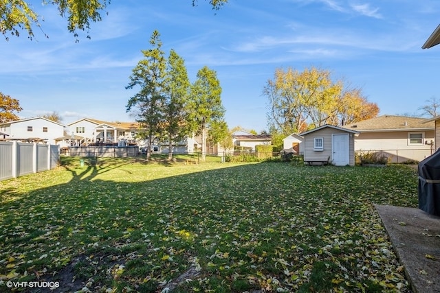 view of yard featuring a storage unit