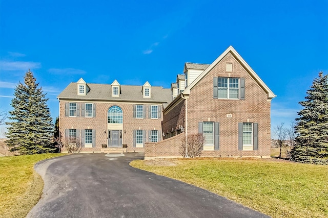 view of front facade with a front lawn