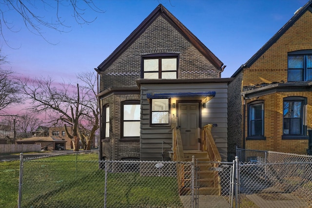 view of front of property featuring a lawn