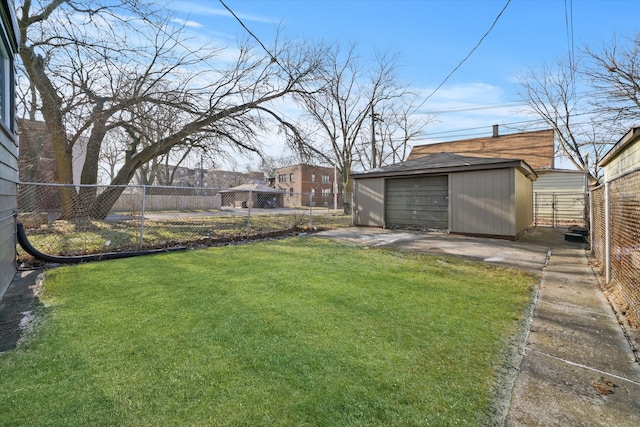 view of yard featuring an outdoor structure and a garage