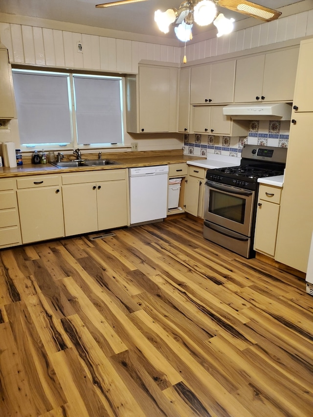 kitchen with dishwasher, ceiling fan, gas stove, and light wood-type flooring