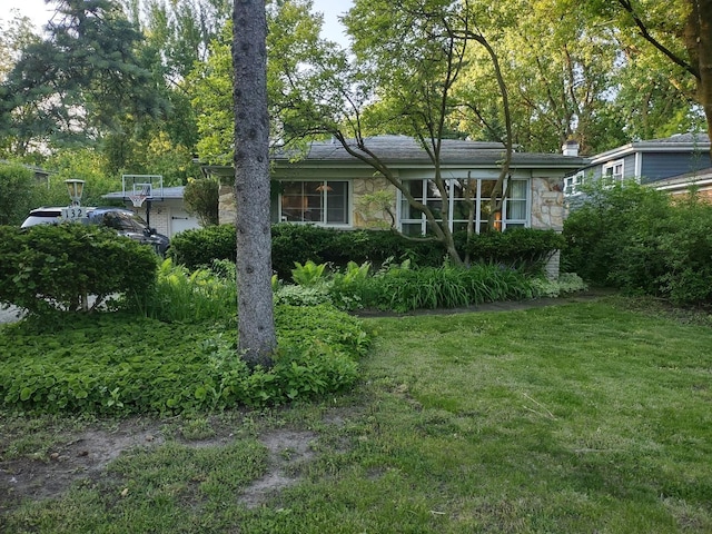 view of front of house with a front lawn