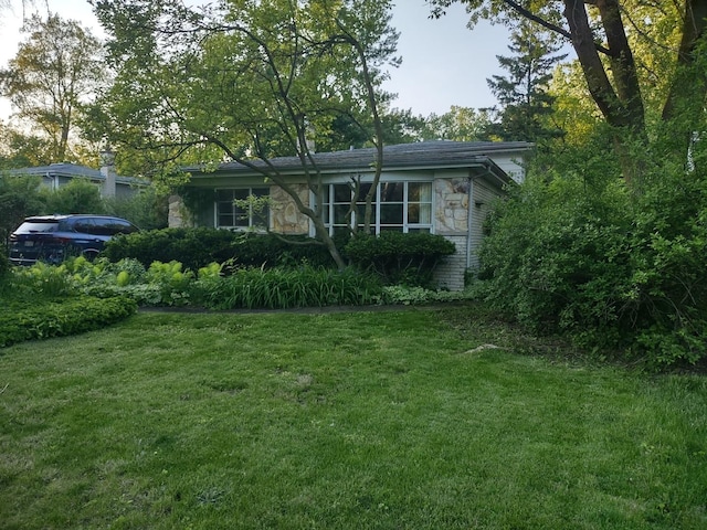 view of front facade with a front yard