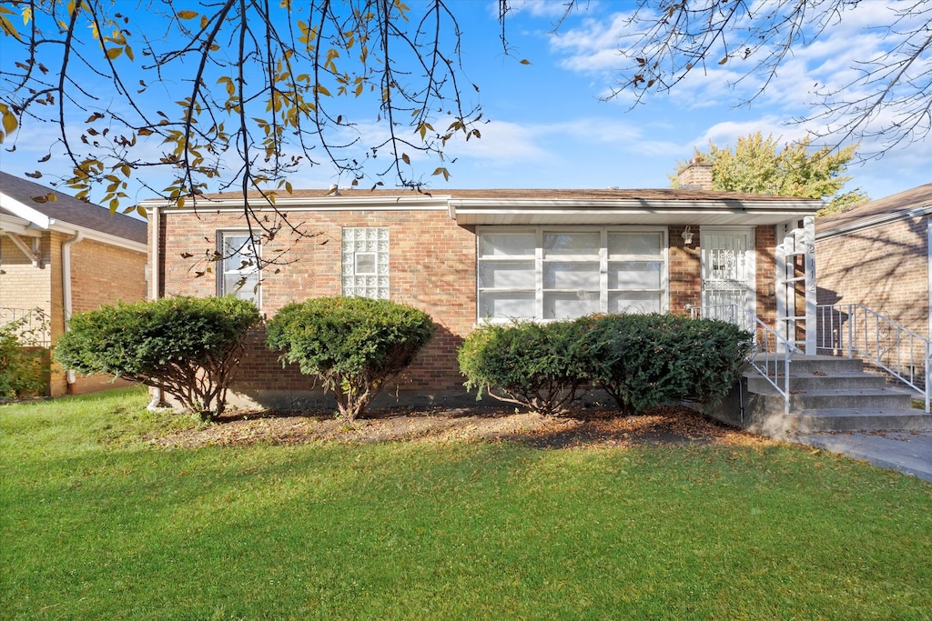 view of front facade with a front yard