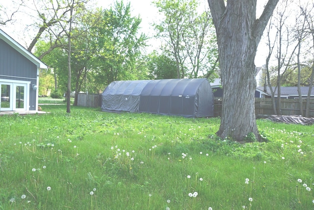 view of yard featuring an outdoor structure