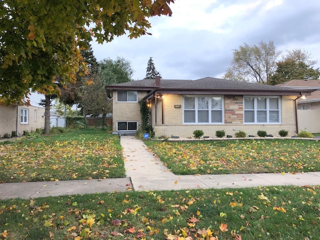 view of front of property featuring a front lawn