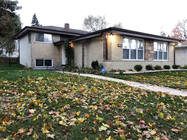 view of front facade with a front yard