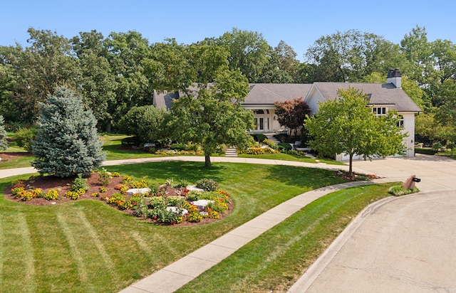 view of front of property featuring a front yard