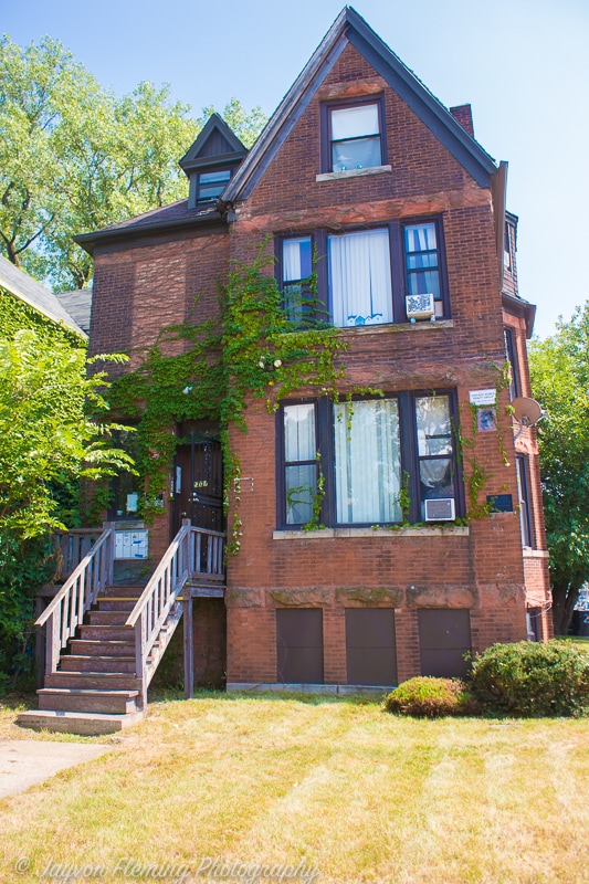 view of front of house featuring a front lawn