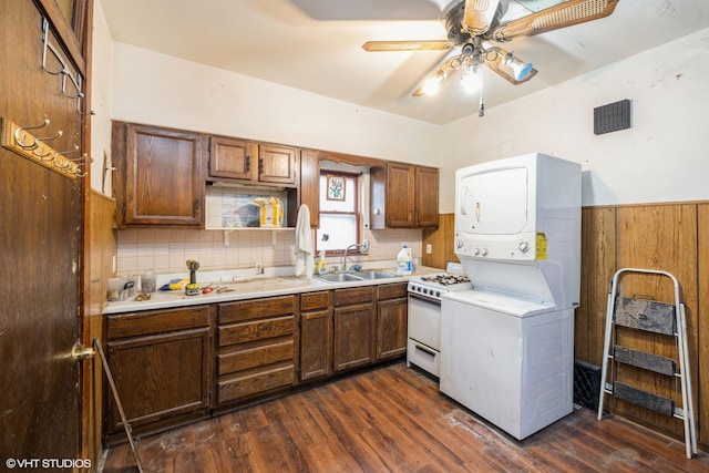 kitchen with ceiling fan, sink, dark wood-type flooring, and white gas range oven