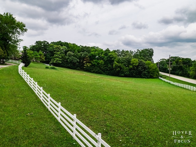 view of yard featuring a rural view