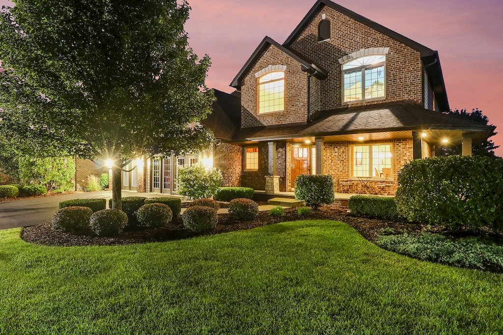 view of front of house featuring a yard