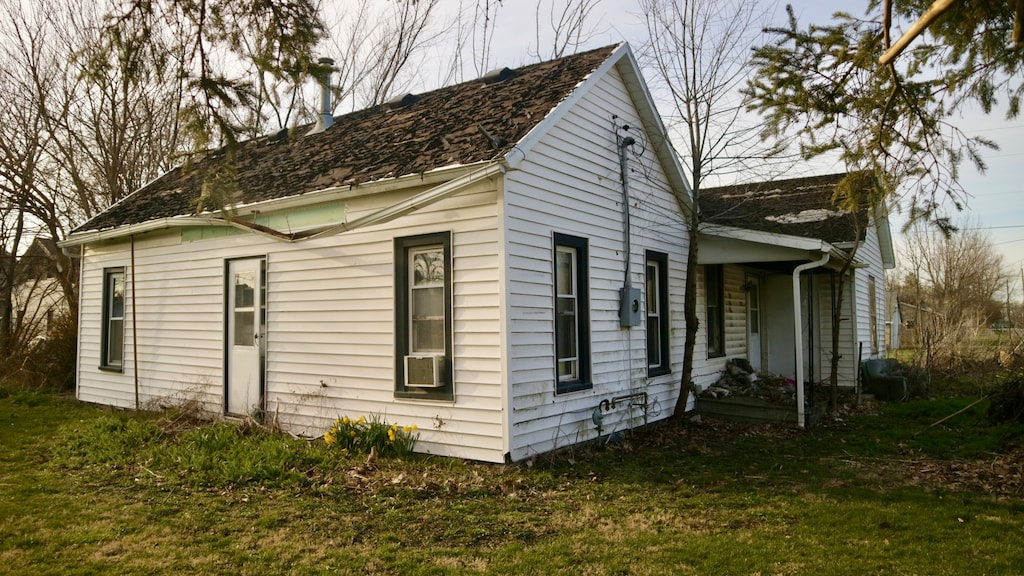 view of side of property with a lawn