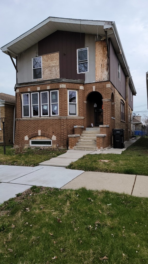 view of front of property with a front lawn