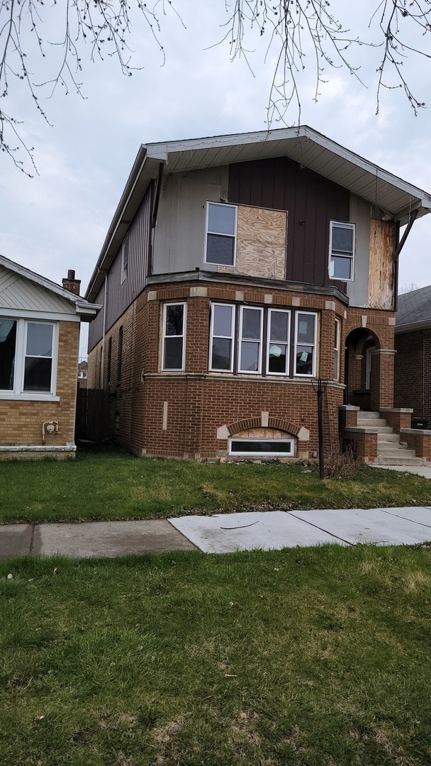 view of front of property featuring a front yard