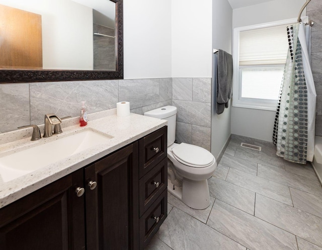 39 Mill Pond Dr, Glendale Heights, IL 60139 - full bath with vanity, tile walls, and shower / tub combo with curtain