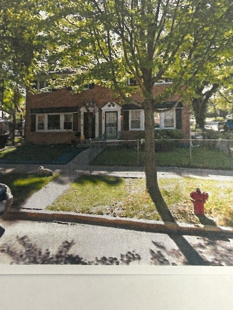 view of front of property with a front yard