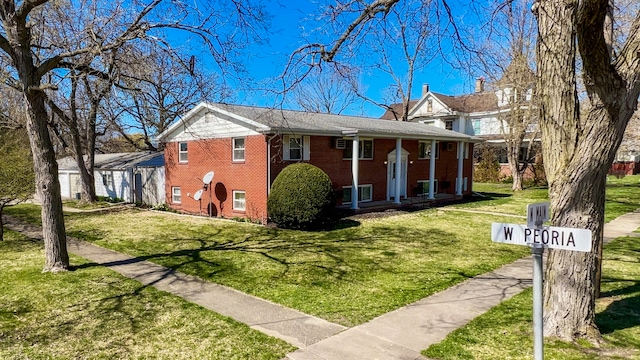 view of front of property featuring a front yard